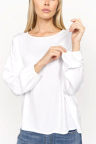 Weiße GRETA.K Bluse mit Rundhalsausschnitt, überschnittenen Schultern und langen Ärmeln mit elastischen Abschlüssen aus weicher Twill Viskose