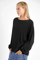 Schwarze GRETA.K Bluse aus leichter Viskose mit Rundhalsausschnitt und Ballonärmeln, locker fallend und bequem.