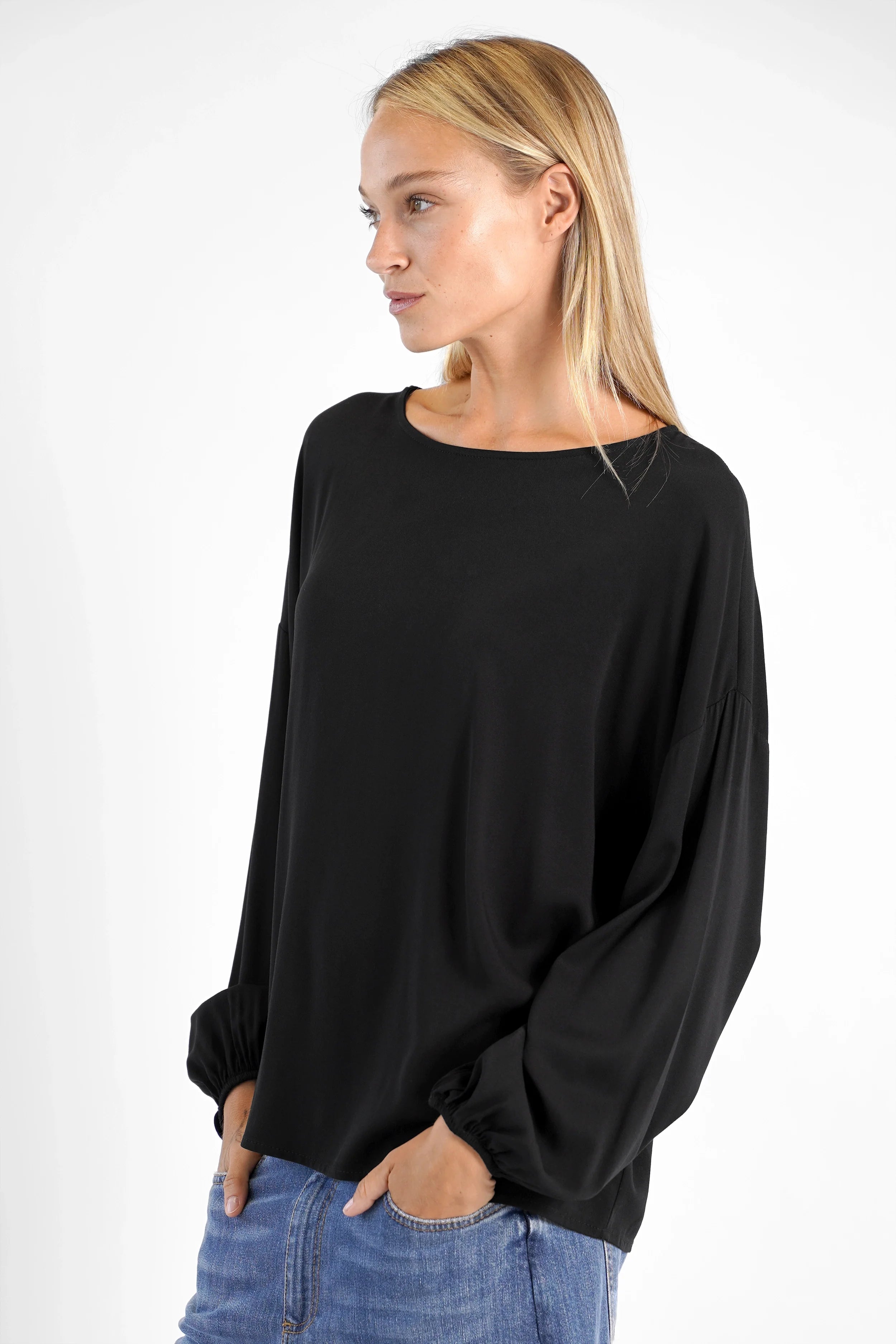 Schwarze GRETA.K Bluse aus leichter Viskose mit Rundhalsausschnitt und Ballonärmeln, locker fallend und bequem.