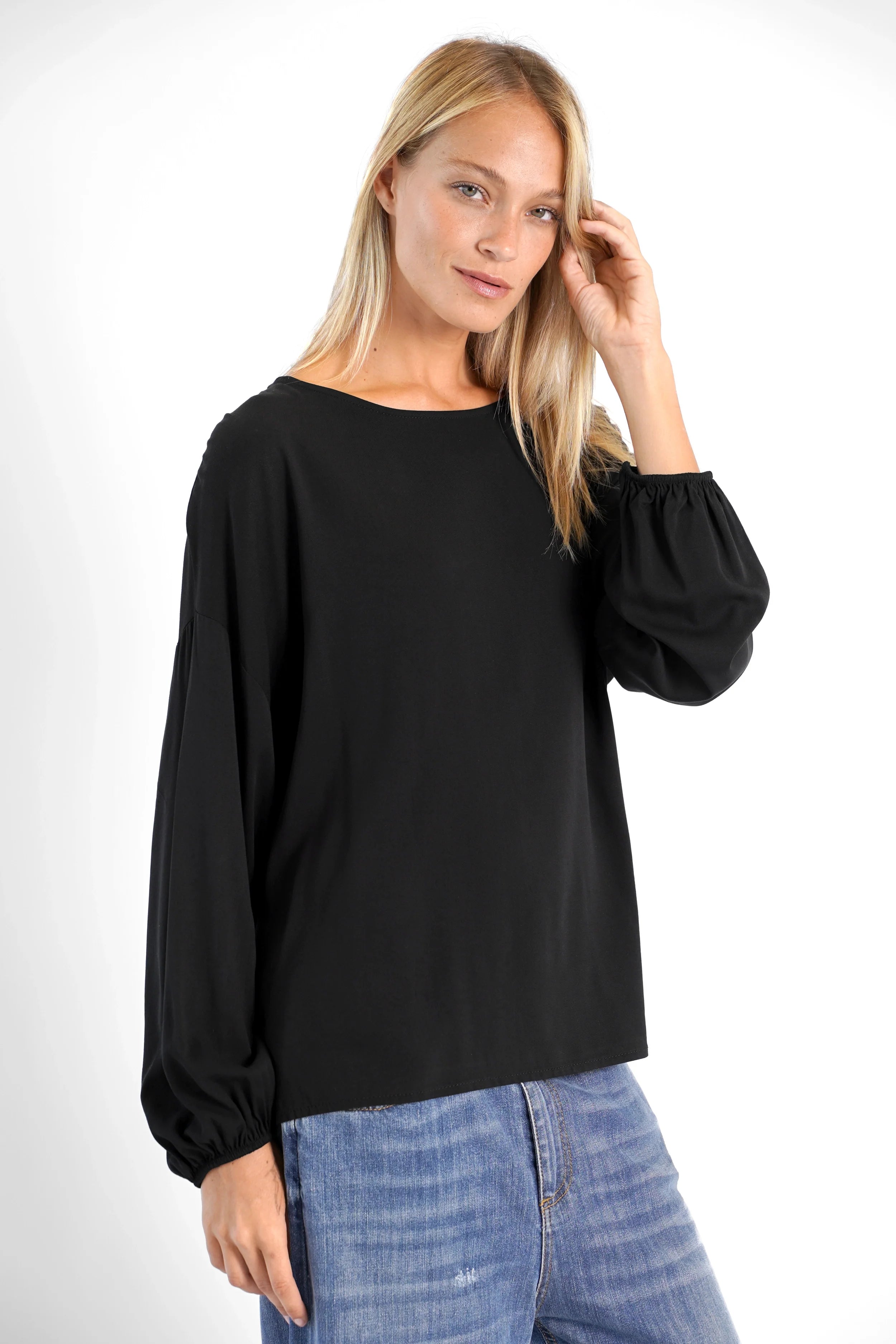 Schwarze GRETA.K Bluse aus leichter Viskose mit Rundhals und Ballonärmeln, lockerer Schnitt