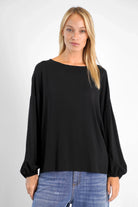 Schwarze GRETA.K Bluse aus leichter Viskose mit Rundhalsausschnitt und Ballonärmeln, locker fallend.