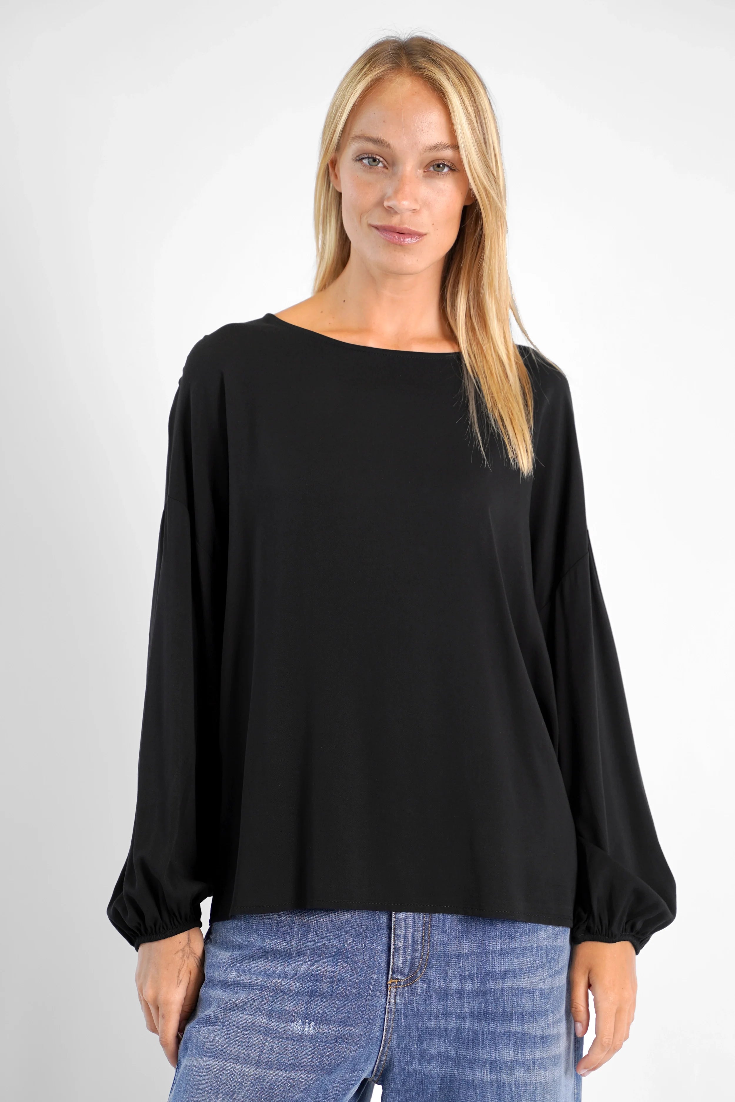 Schwarze GRETA.K Bluse aus leichter Viskose mit Rundhalsausschnitt und Ballonärmeln, locker fallend.