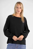 Schwarze GRETA.K Bluse aus leichter Viskose mit Rundhals und Ballonärmeln, lässig geschnitten.