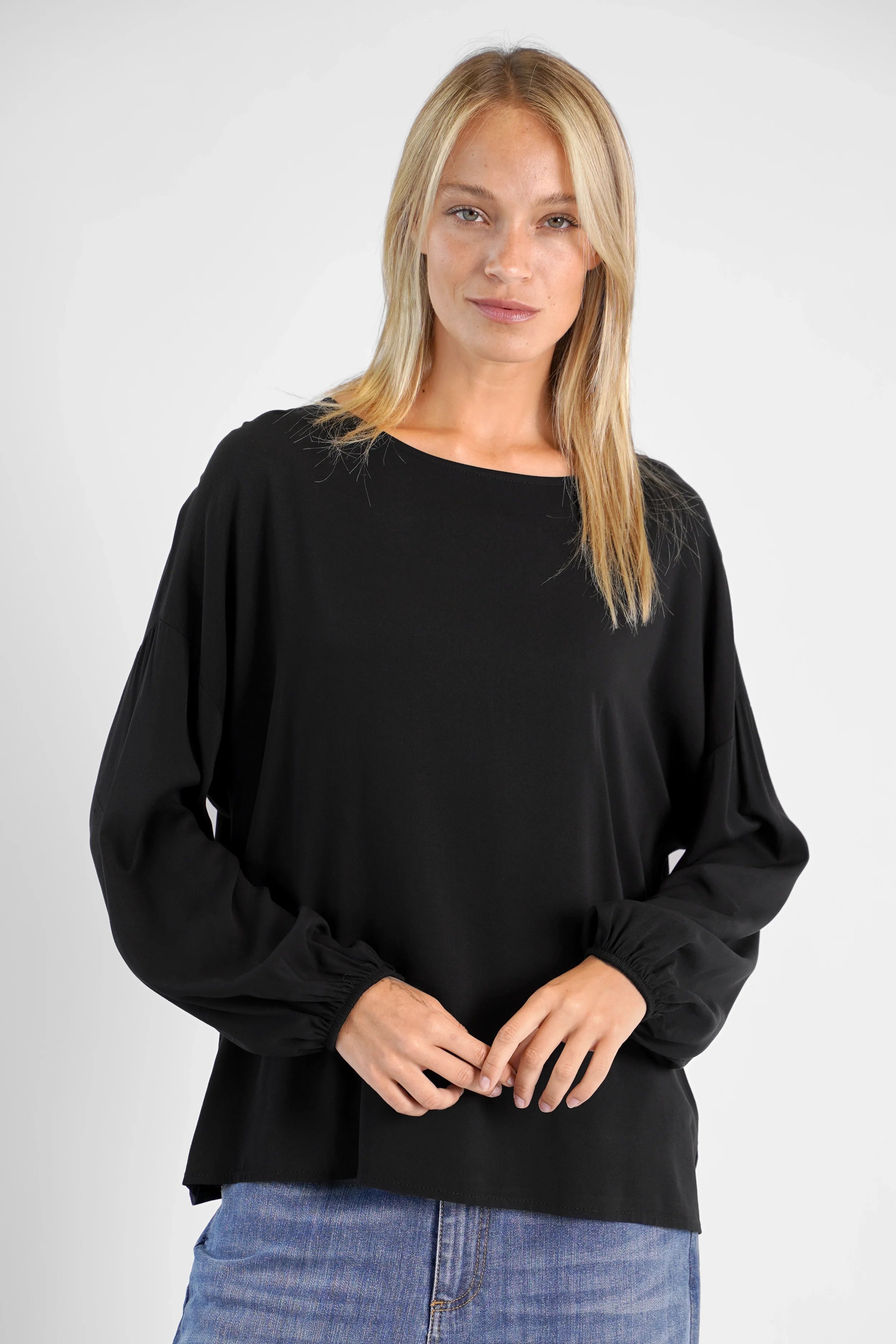 Schwarze GRETA.K Bluse aus leichter Viskose mit Rundhals und Ballonärmeln, lässig geschnitten.