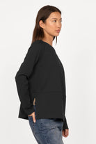 HAEIN Clean Jersey langärmeliges Longsleeve mit U-Boot-Ausschnitt und seitlichen Schlitzen in Schwarz