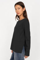 Schwarzes HAEIN Clean Jersey Longsleeve mit U-Boot-Ausschnitt und seitlichen Schlitzen