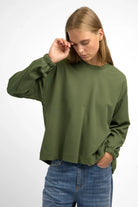 Grünes HAGLA Shirt aus weichem Heavy Viskose-Mix mit Rundhalsausschnitt, elastischen Ärmelbündchen und lockerer Passform.