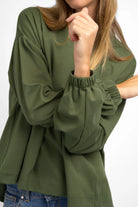 Grünes HAGLA Shirt aus weichem Heavy Viskose-Mix mit elastischen Ärmelbündchen und lockerer Passform.
