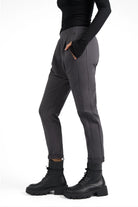 Damen HANNA.K Tapered Sweathose aus elastischem Baumwollstretch mit tapered Bein und tiefem Schritt in Grau.
