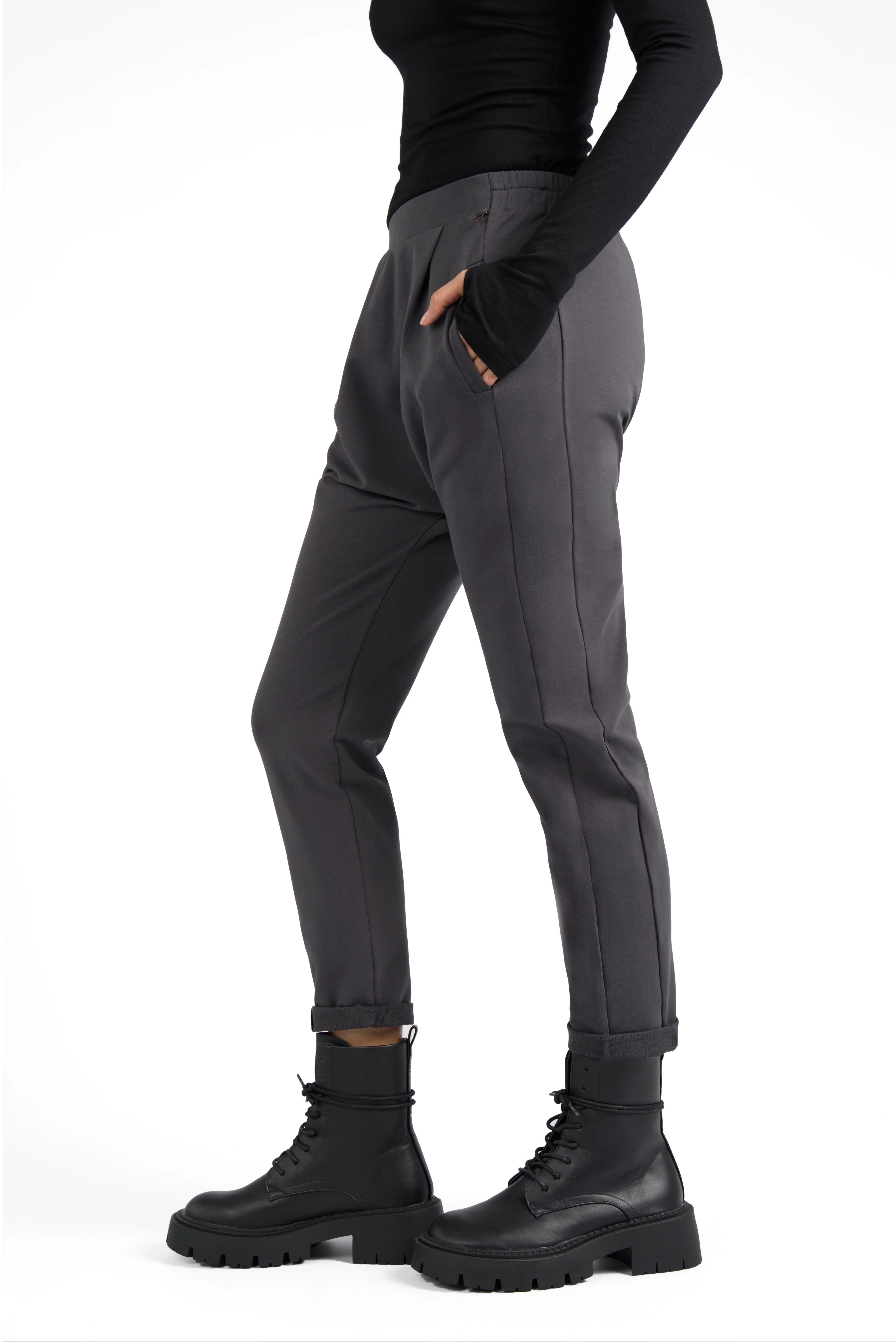 Damen HANNA.K Tapered Sweathose aus elastischem Baumwollstretch mit tapered Bein und tiefem Schritt in Grau.