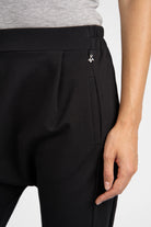 Schwarze HANNA.K Tapered Sweathose mit elastischem Bund und Taschen, lockerer Schnitt mit schmal zulaufendem Bein.