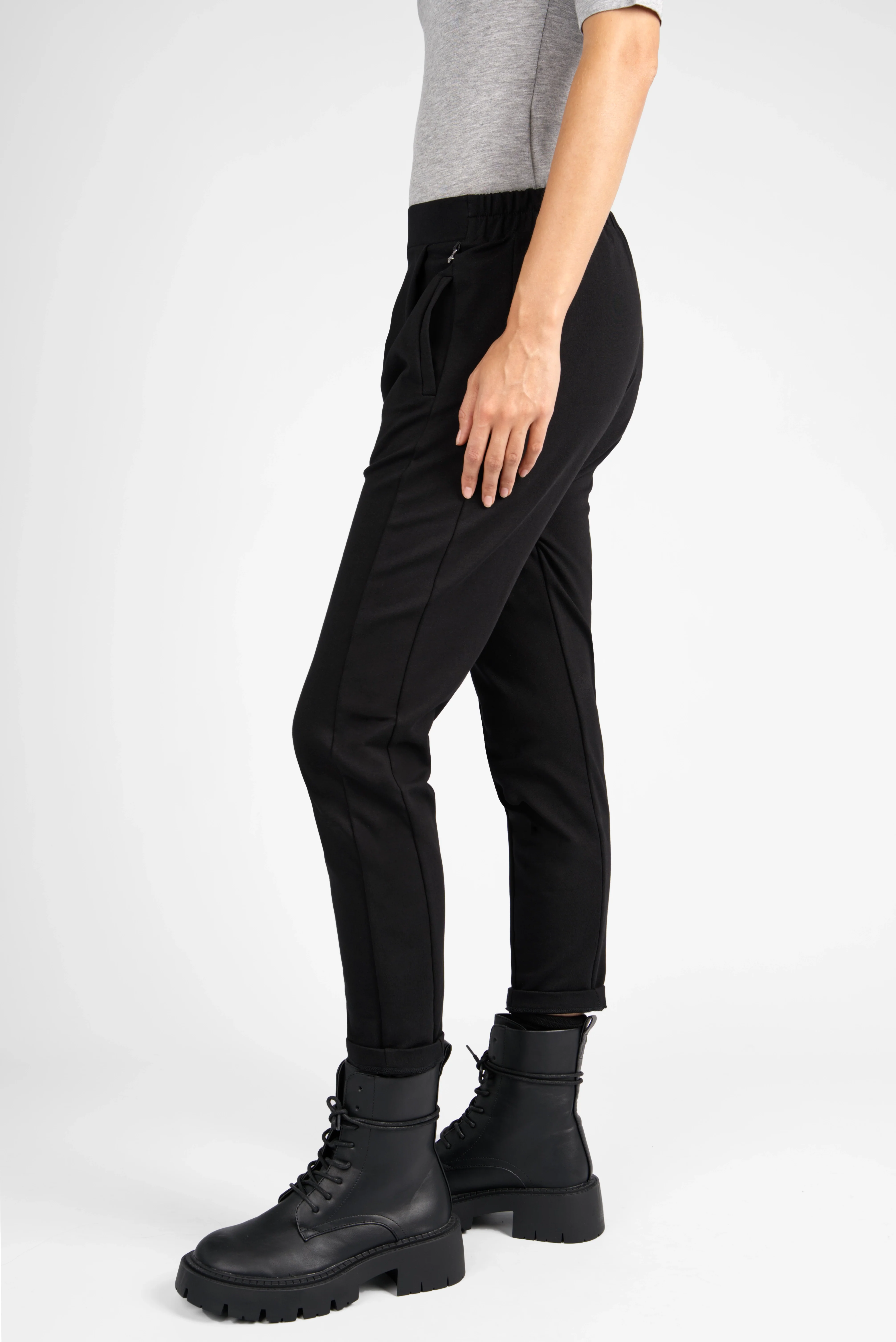 Schwarze HANNA.K Tapered Sweathose aus elastischem Baumwollstretch mit schmal zulaufendem Bein und elastischem Bund, lässig und bequem getragen.
