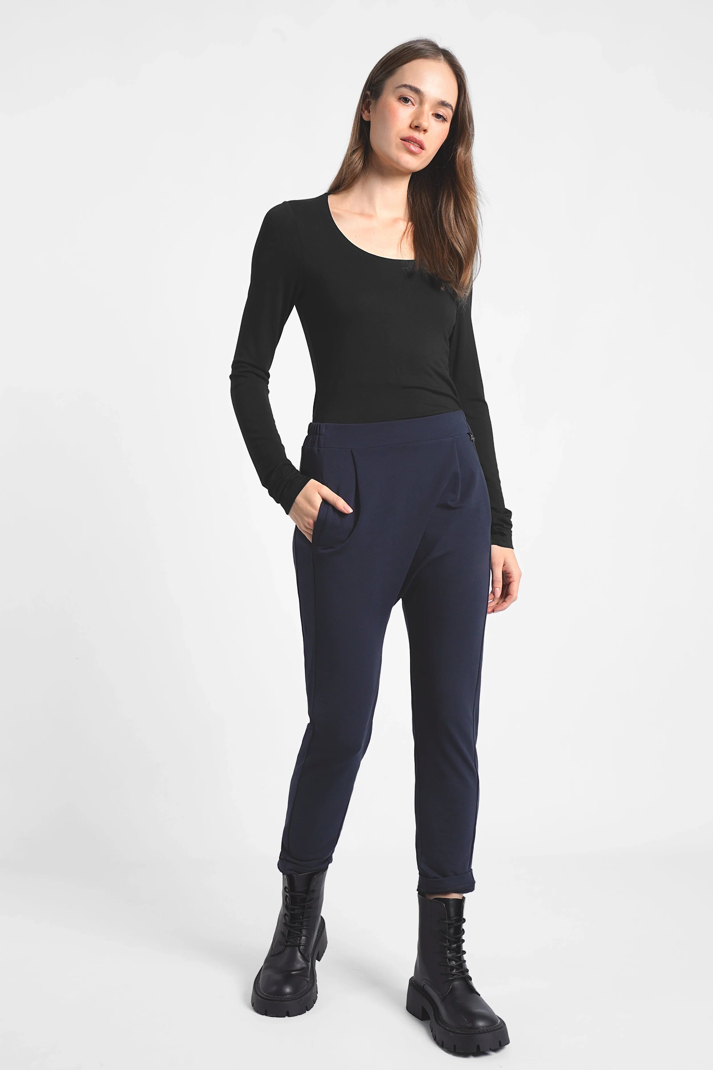 Damen trägt HANNA.K Tapered Sweathose in Navy mit elastischem Bund und tapered Beinform