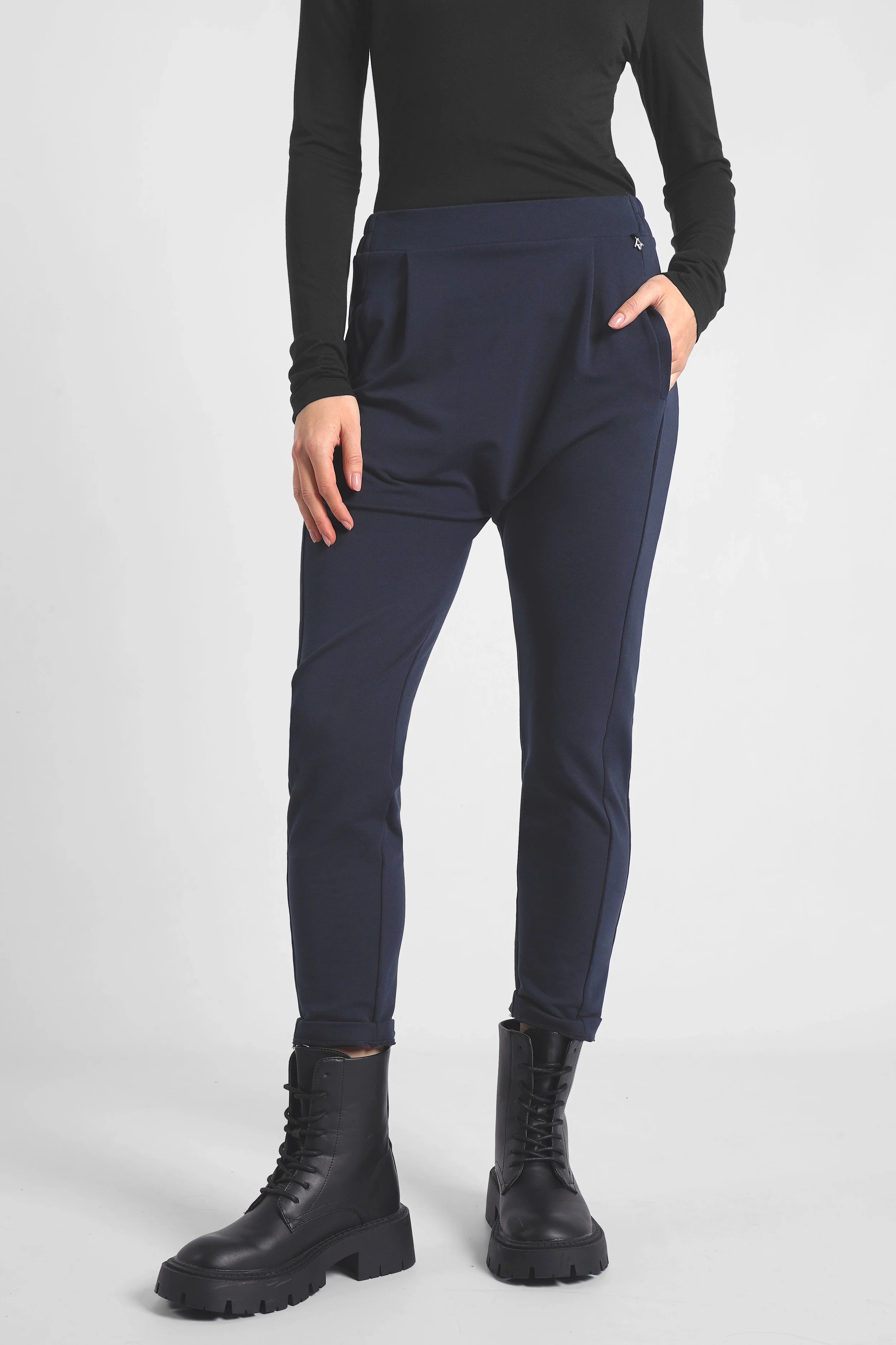 HANNA.K Tapered Sweathose marineblau, elastisch, schmal zulaufend, mit Taschen und tiefem Schritt, bequem und formstabil