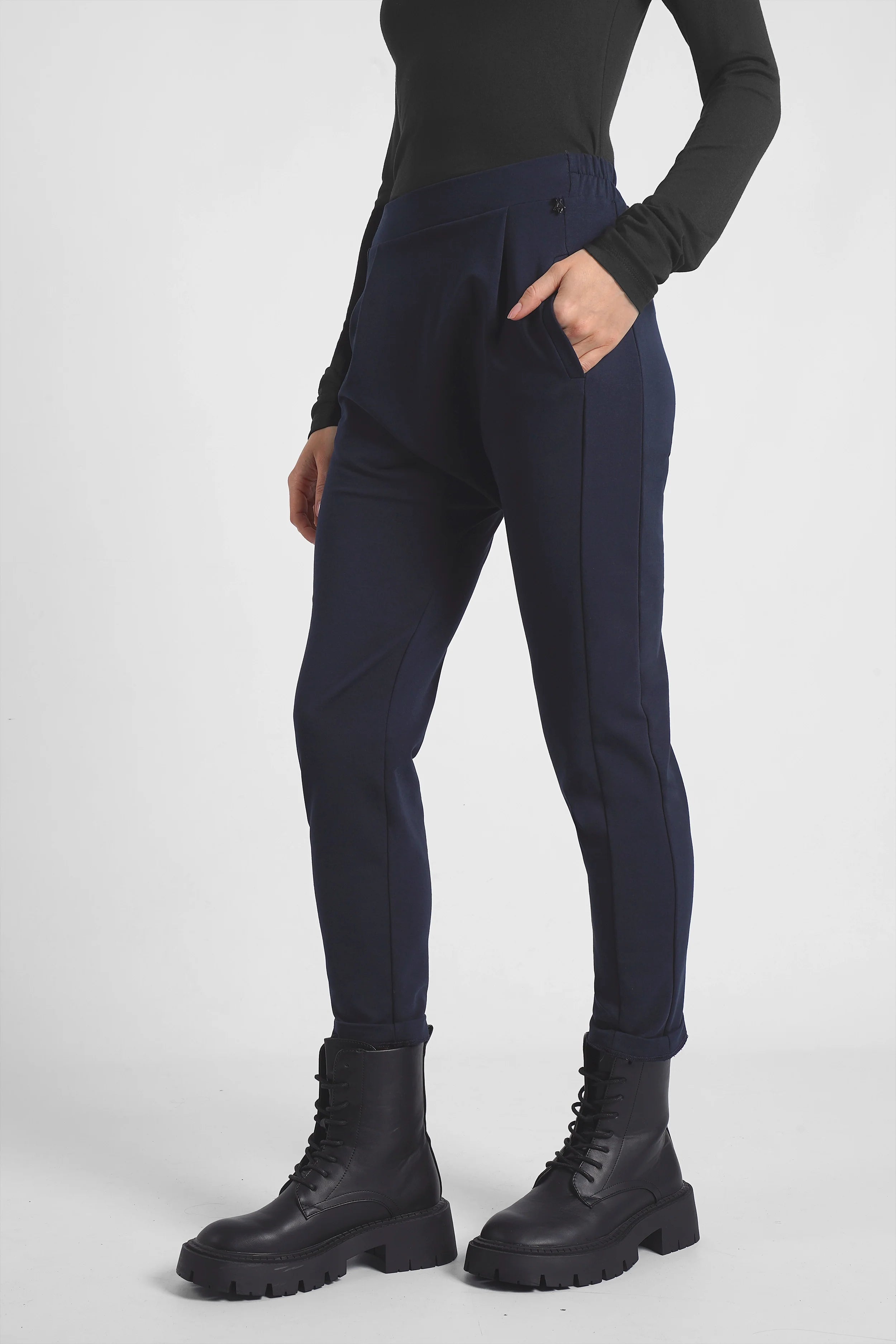 HANNA.K Tapered Sweathose in navyblau mit elastischem Bund und schmal zulaufendem Bein