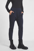 HANNA.K Tapered Sweathose navyblau mit elastischem Bund und schmal zulaufendem Bein