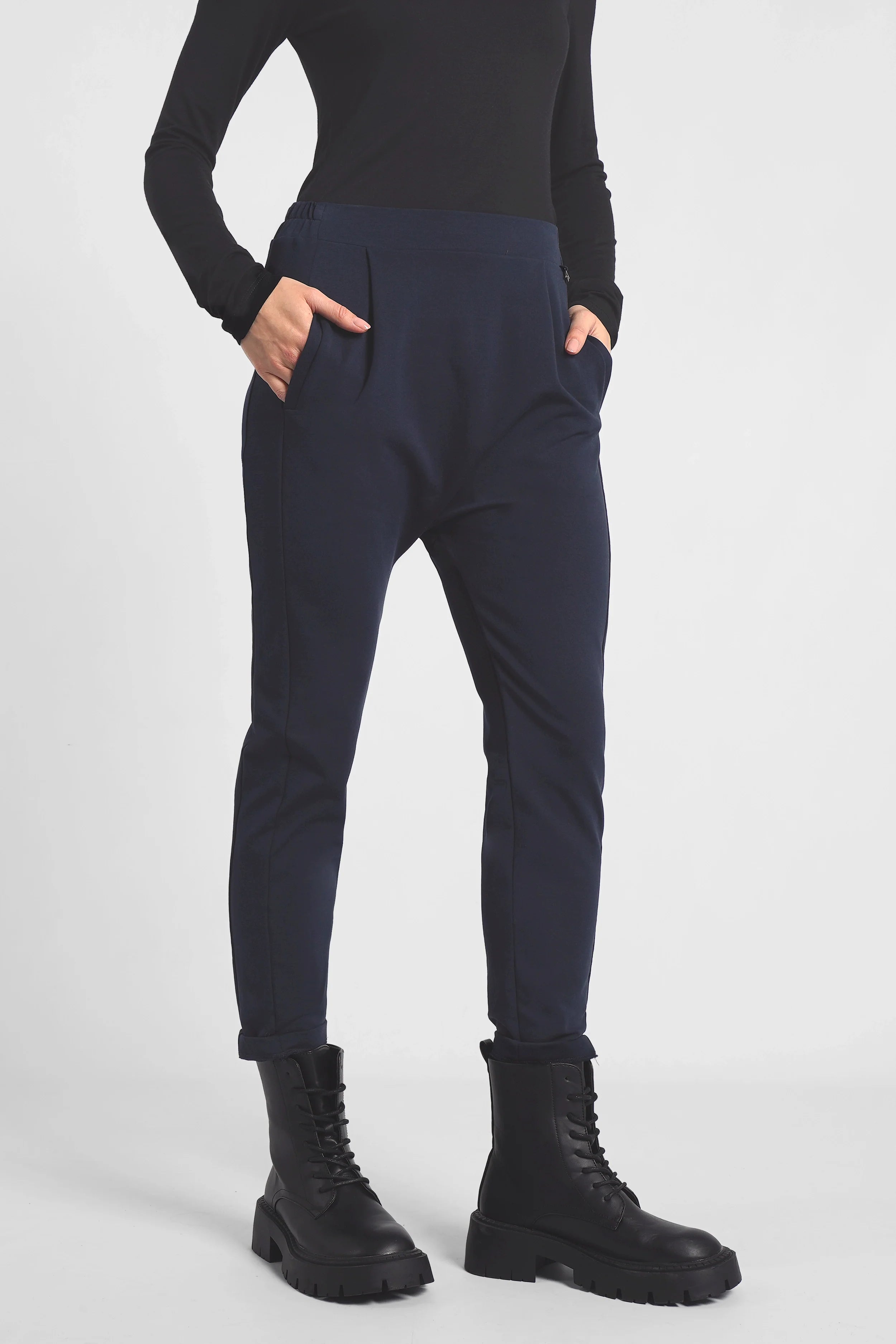HANNA.K Tapered Sweathose navyblau mit elastischem Bund und schmal zulaufendem Bein