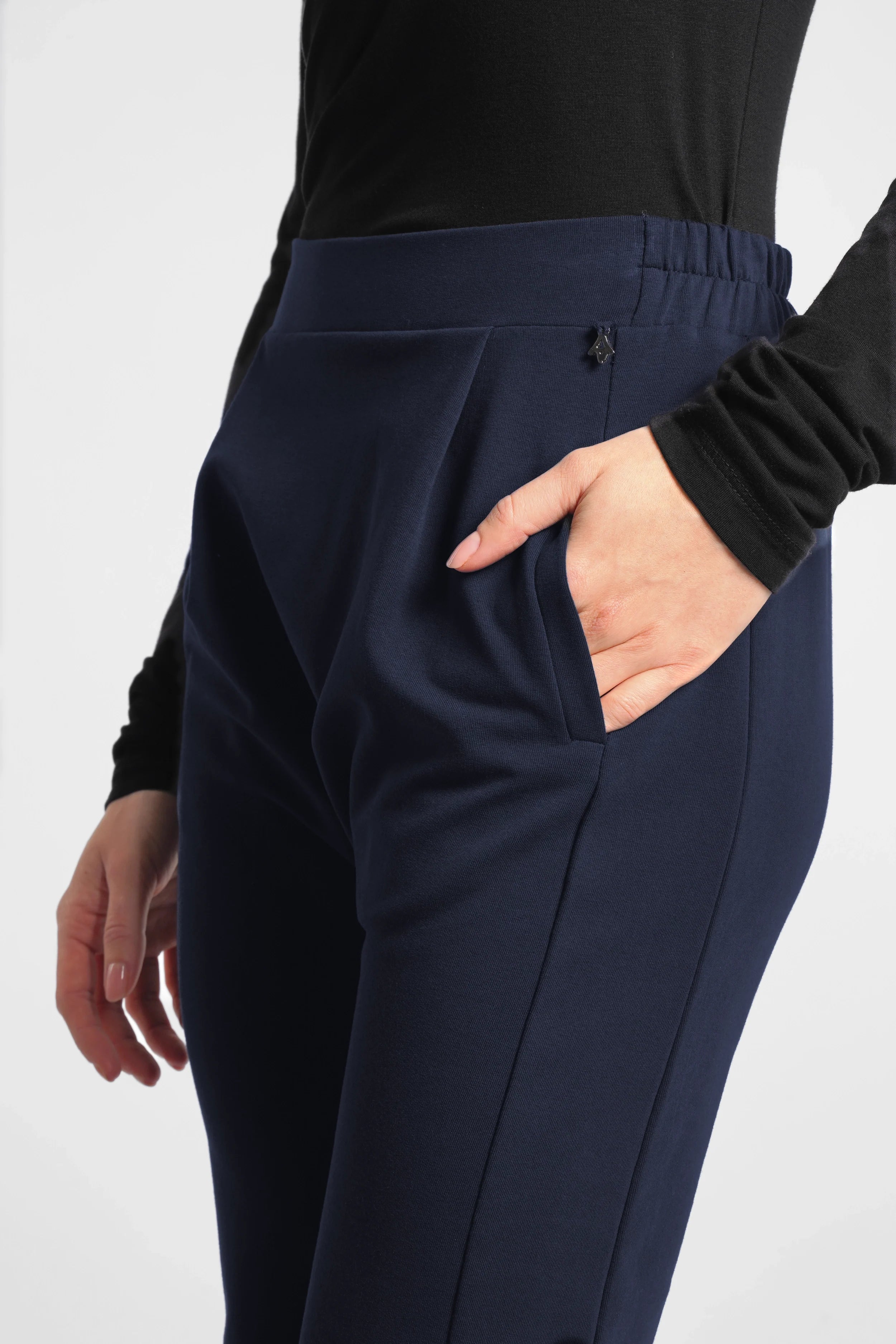 HANNA.K Tapered Sweathose in Navy mit elastischem Bund und Taschen, schmal zulaufendes Bein, bequemer Baumwollstretch