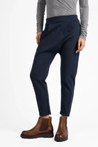 Damen HANNA.K Tapered Sweathose aus elastischem Baumwollstretch mit schmal zulaufendem Bein und tiefem Schritt in Blau