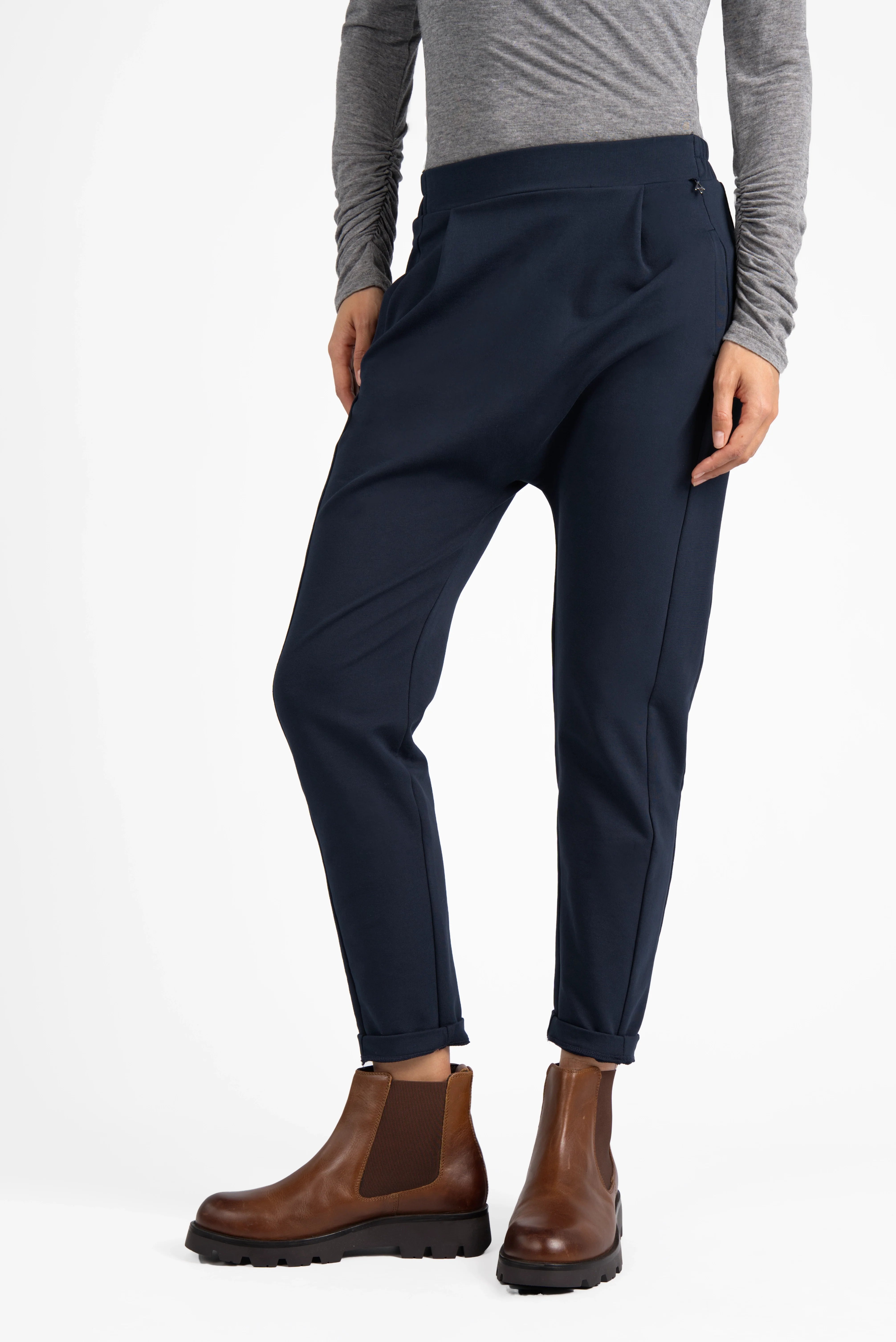 Damen HANNA.K Tapered Sweathose aus elastischem Baumwollstretch mit schmal zulaufendem Bein und tiefem Schritt in Blau
