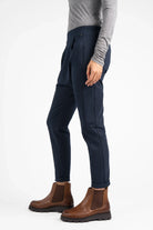 HANNA.K Tapered Sweathose dunkelblau mit elastischem Bund und schmal zulaufendem Bein, kombiniert mit grauem Oberteil und braunen Boots