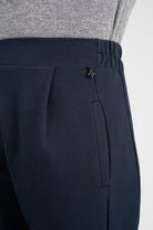 Detailaufnahme der blauen HANNA.K Tapered Sweathose mit elastischem Bund und Tasche