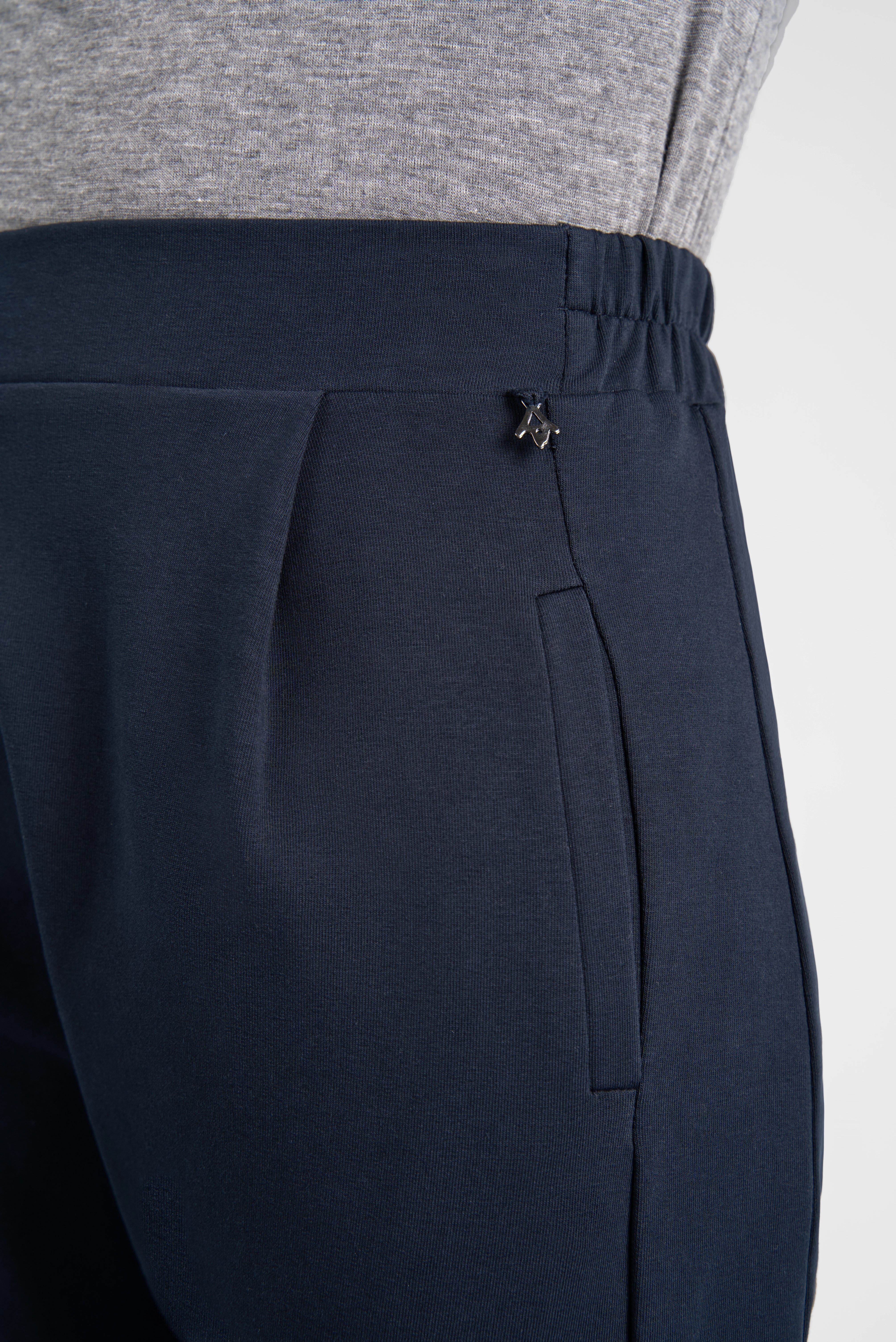 Detailaufnahme der blauen HANNA.K Tapered Sweathose mit elastischem Bund und Tasche