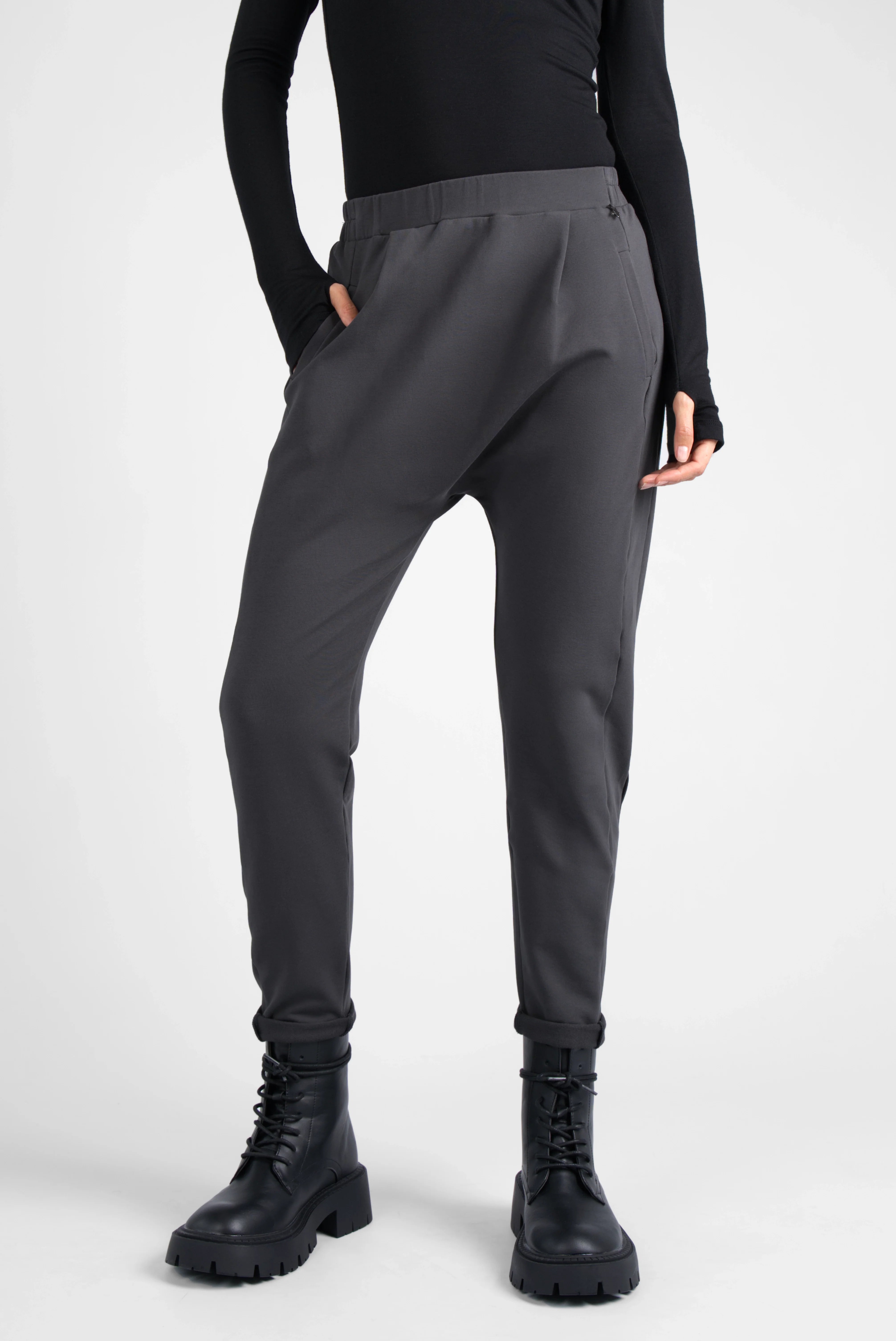 HANNA.K Tapered Sweathose aus elastischem Baumwollstretch mit tapered Bein und tiefem Schritt in Dunkelgrau