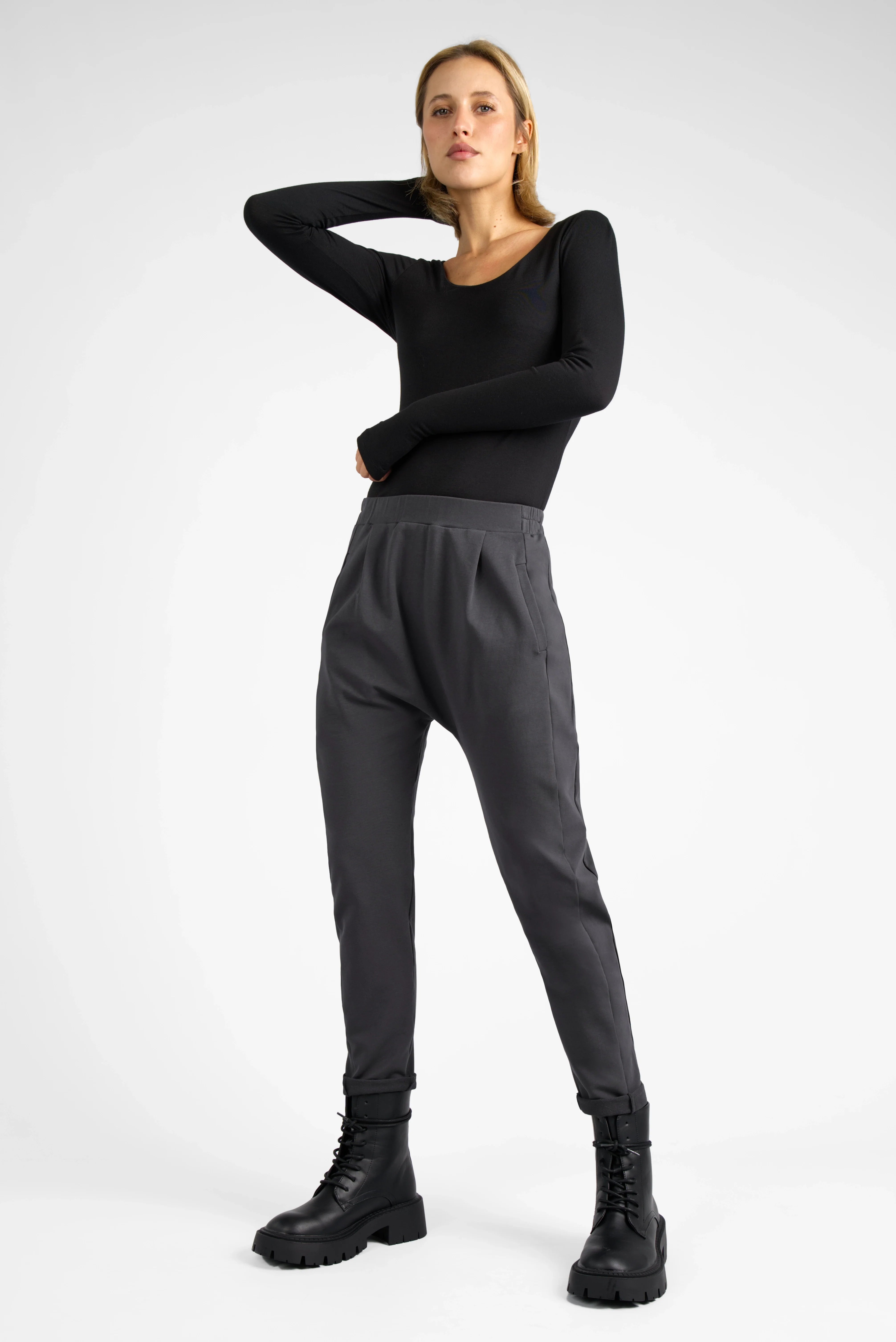 Damenmodel trägt schwarze HANNA.K Tapered Sweathose mit elastischem Bund und schmal zulaufendem Bein