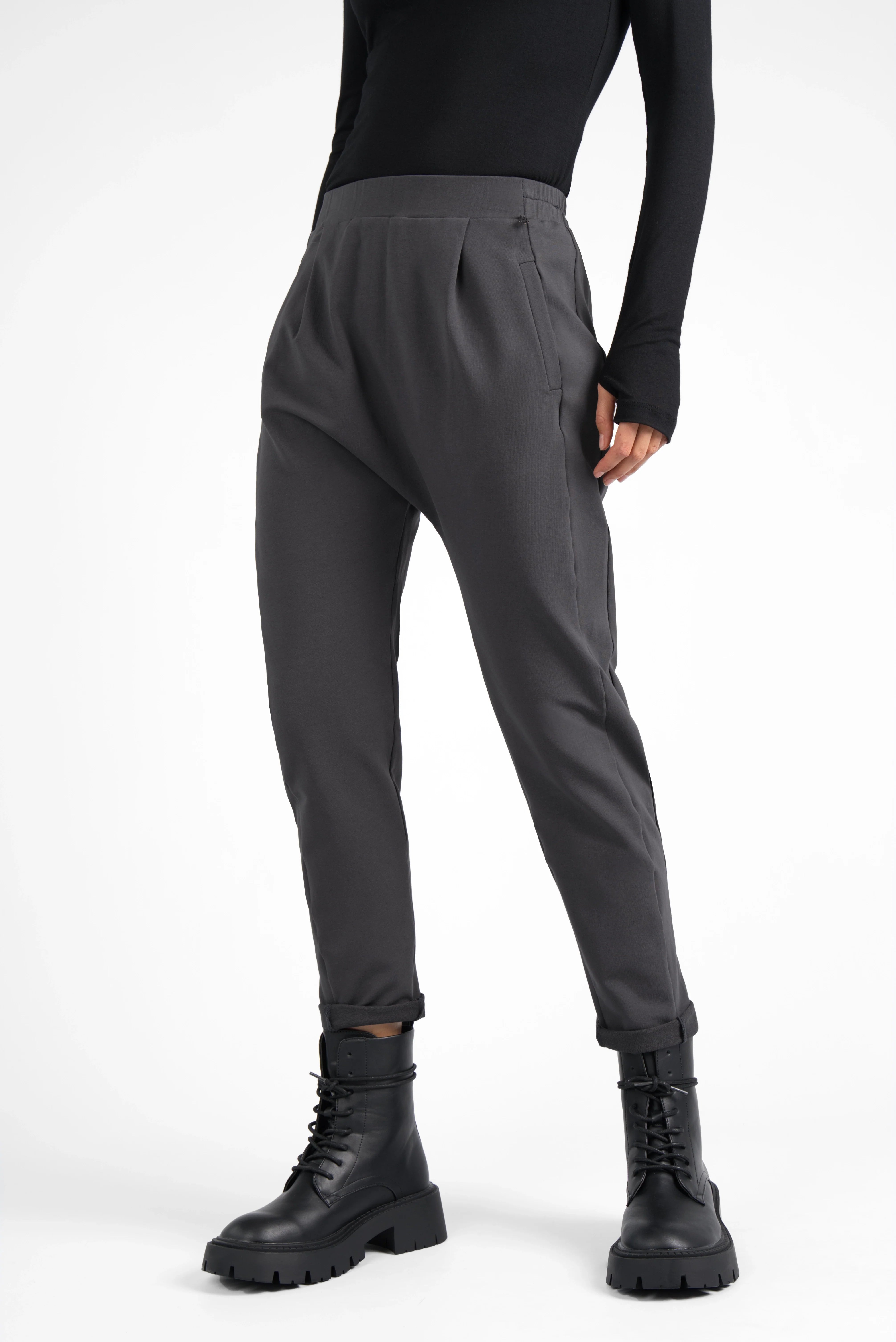 HANNA.K Tapered Sweathose in Grau mit elastischem Bund und schmal zulaufendem Bein