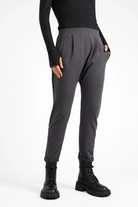 HANNA.K Tapered Sweathose aus elastischem Baumwollstretch, lässig geschnitten mit tiefem Schritt und schmal zulaufendem Bein, dunkle Farbe, elastischer Bund und Taschen.