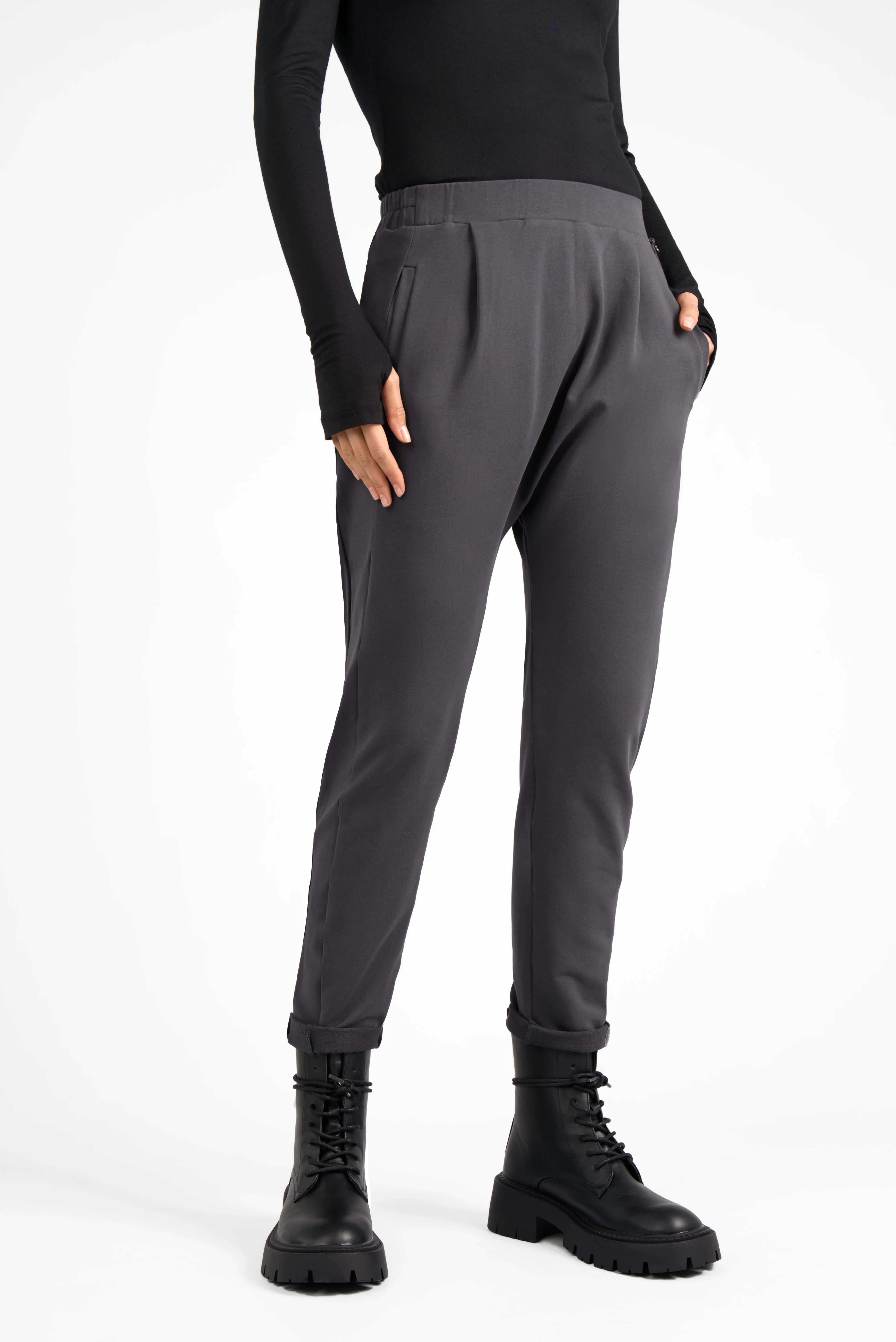 HANNA.K Tapered Sweathose aus elastischem Baumwollstretch, lässig geschnitten mit tiefem Schritt und schmal zulaufendem Bein, dunkle Farbe, elastischer Bund und Taschen.