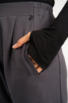 HANNA.K Tapered Sweathose mit elastischem Bund und Taschen, locker und tapered geschnitten, aus weichem Baumwollstretch in Grau
