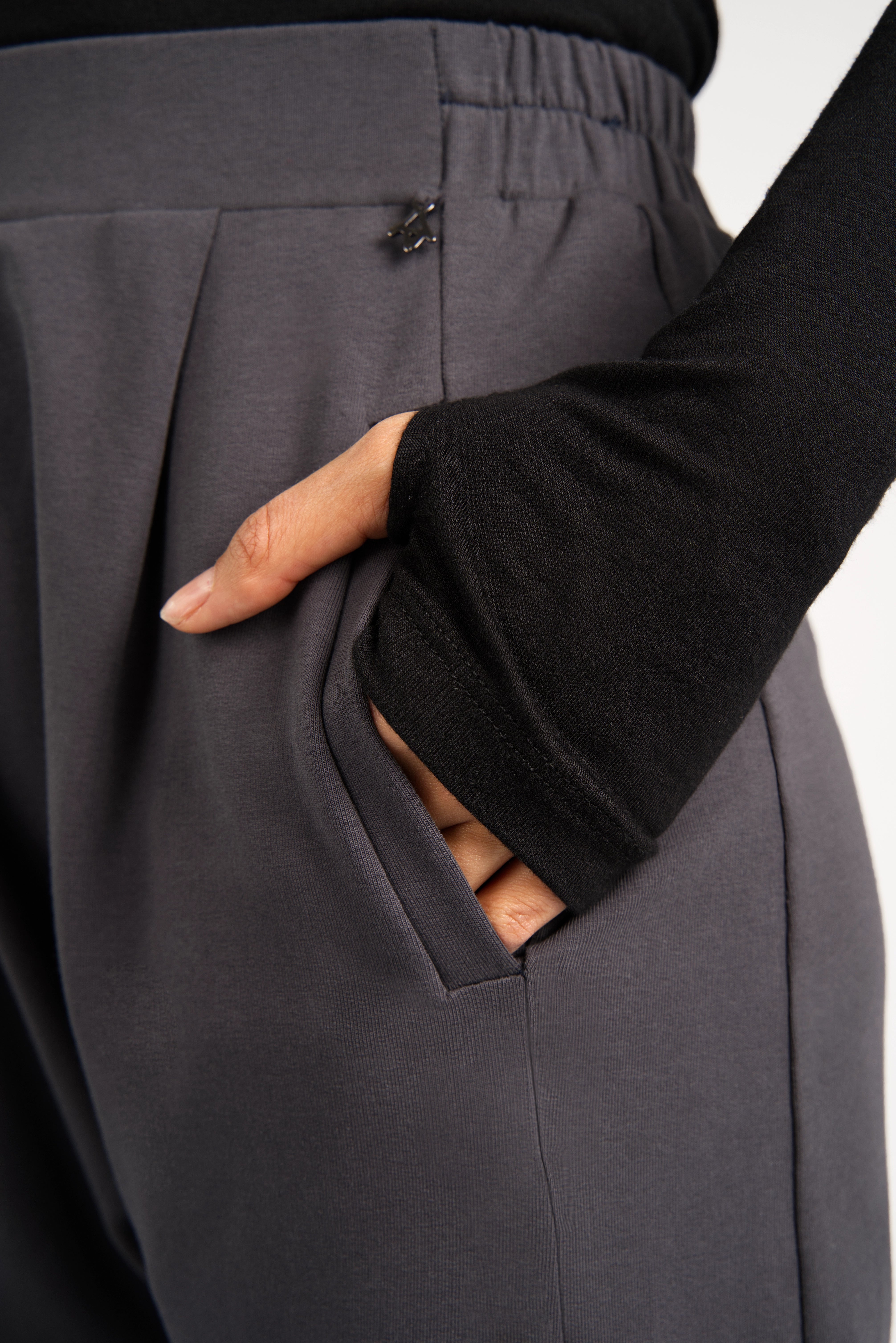 HANNA.K Tapered Sweathose mit elastischem Bund und Taschen, locker und tapered geschnitten, aus weichem Baumwollstretch in Grau