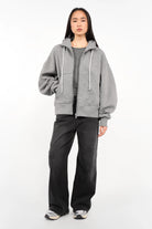 Grauer Zip-Hoodie mit Kapuze, Reißverschluss und voluminösen Ärmeln in entspannter Passform