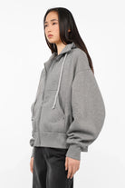 Grauer HEDIE Zip-Hoodie mit Kapuze, Kängurutasche und voluminösen Ärmeln in relaxed Fit