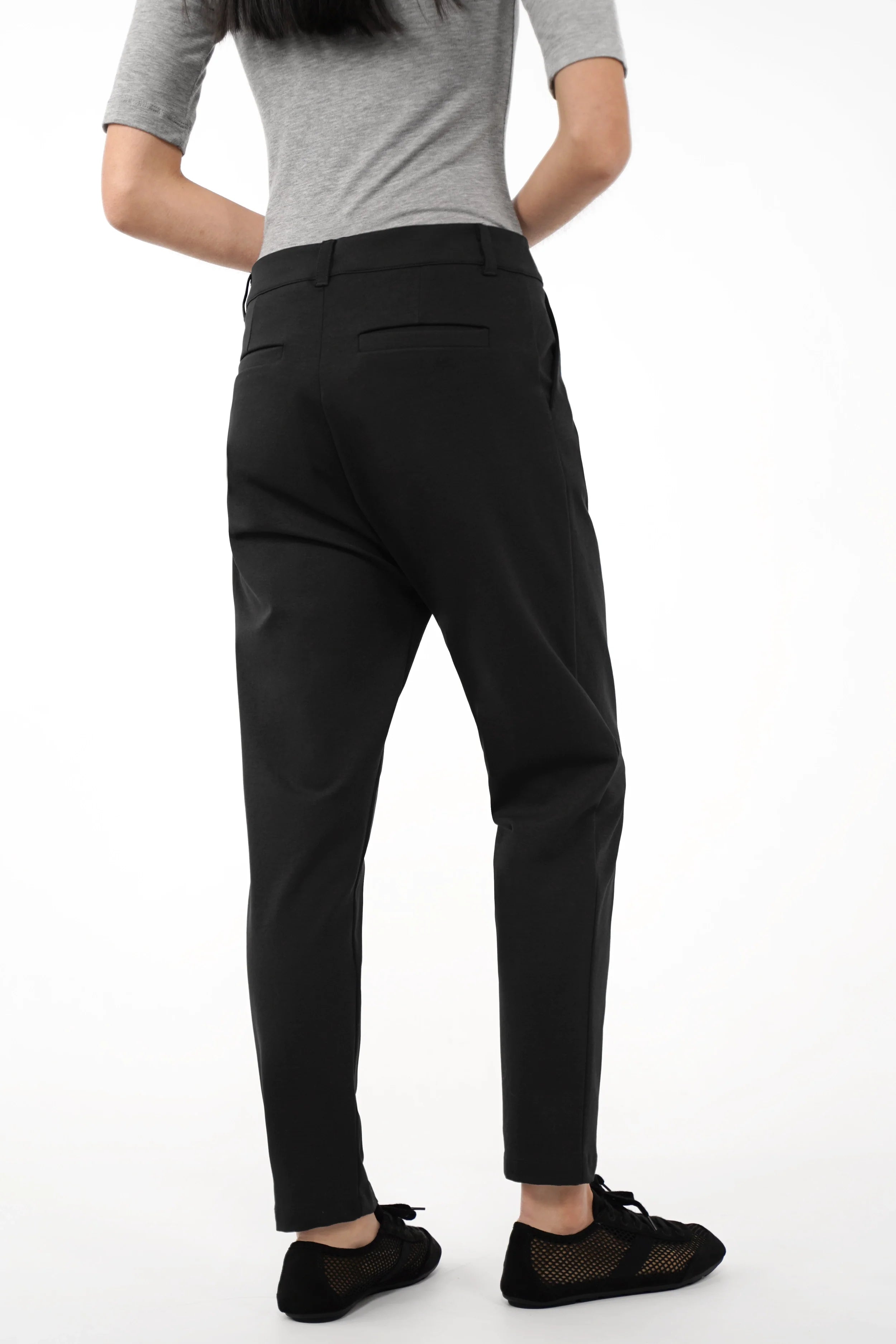 Schwarze Heelena Tapered Pants mit schmal zulaufendem Bein und weichem, knitterarmem Stoff