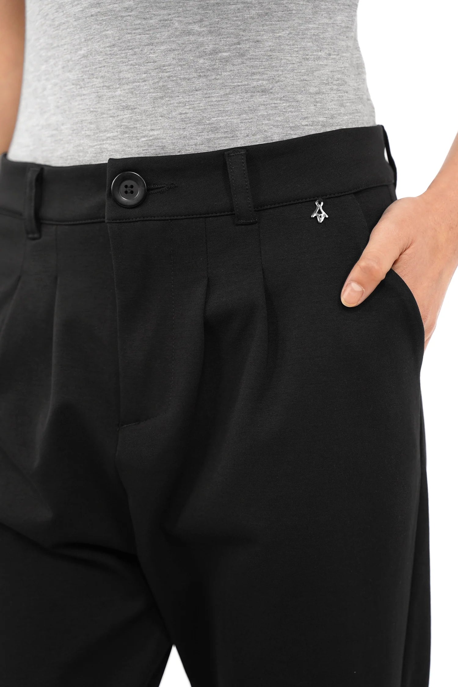 Schwarze Heelena Tapered Pants mit leichtem Bundfalten-Design und Knopfverschluss