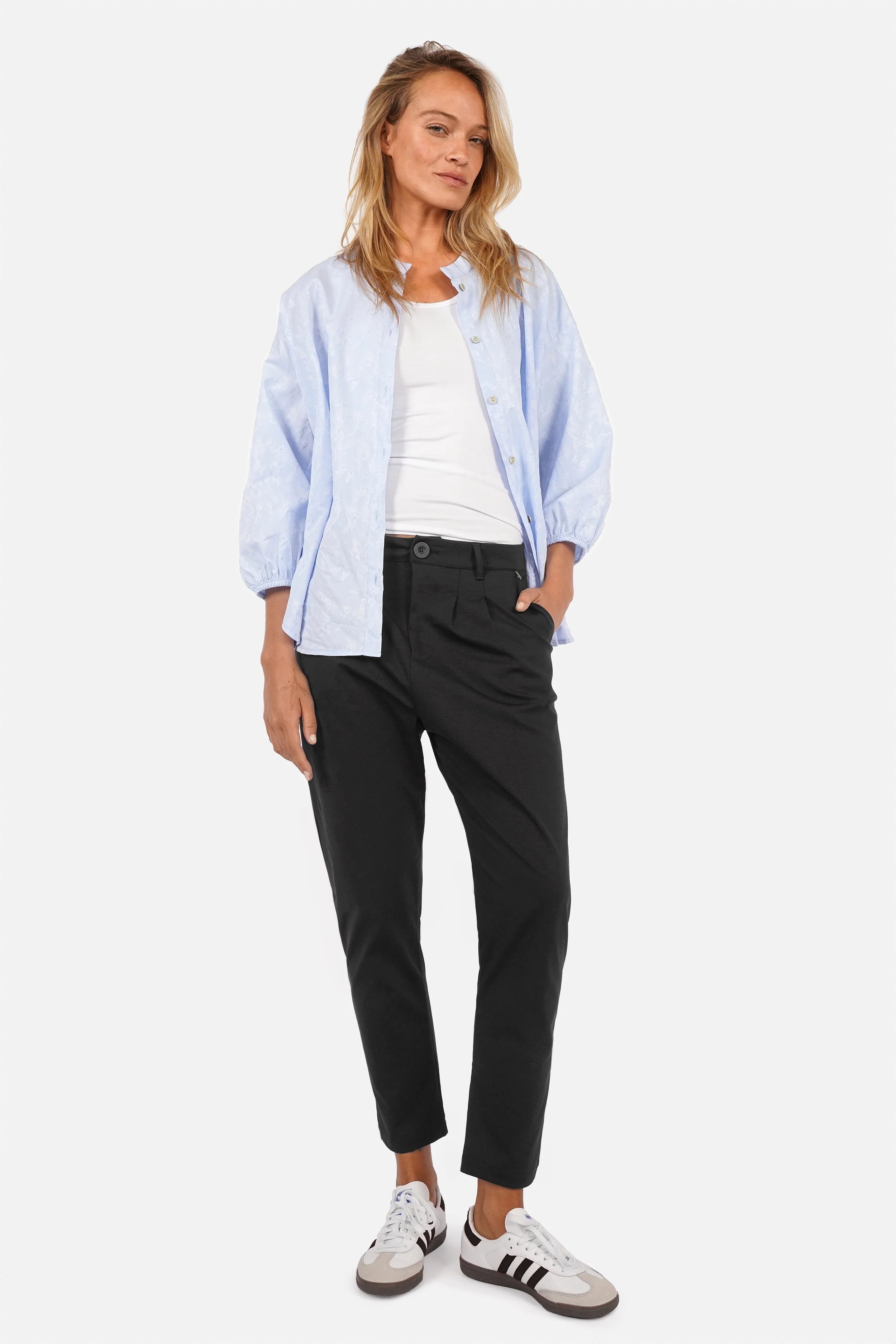 Damen Tapered Pants aus knitterarmer, softer Qualität mit mittlerer Bundhöhe und entspannter Passform