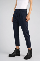 Damen HEELENA OG Tapered Pants cropped in navy, schmal zulaufend, knitterarm und mit leichter Bundfalte.
