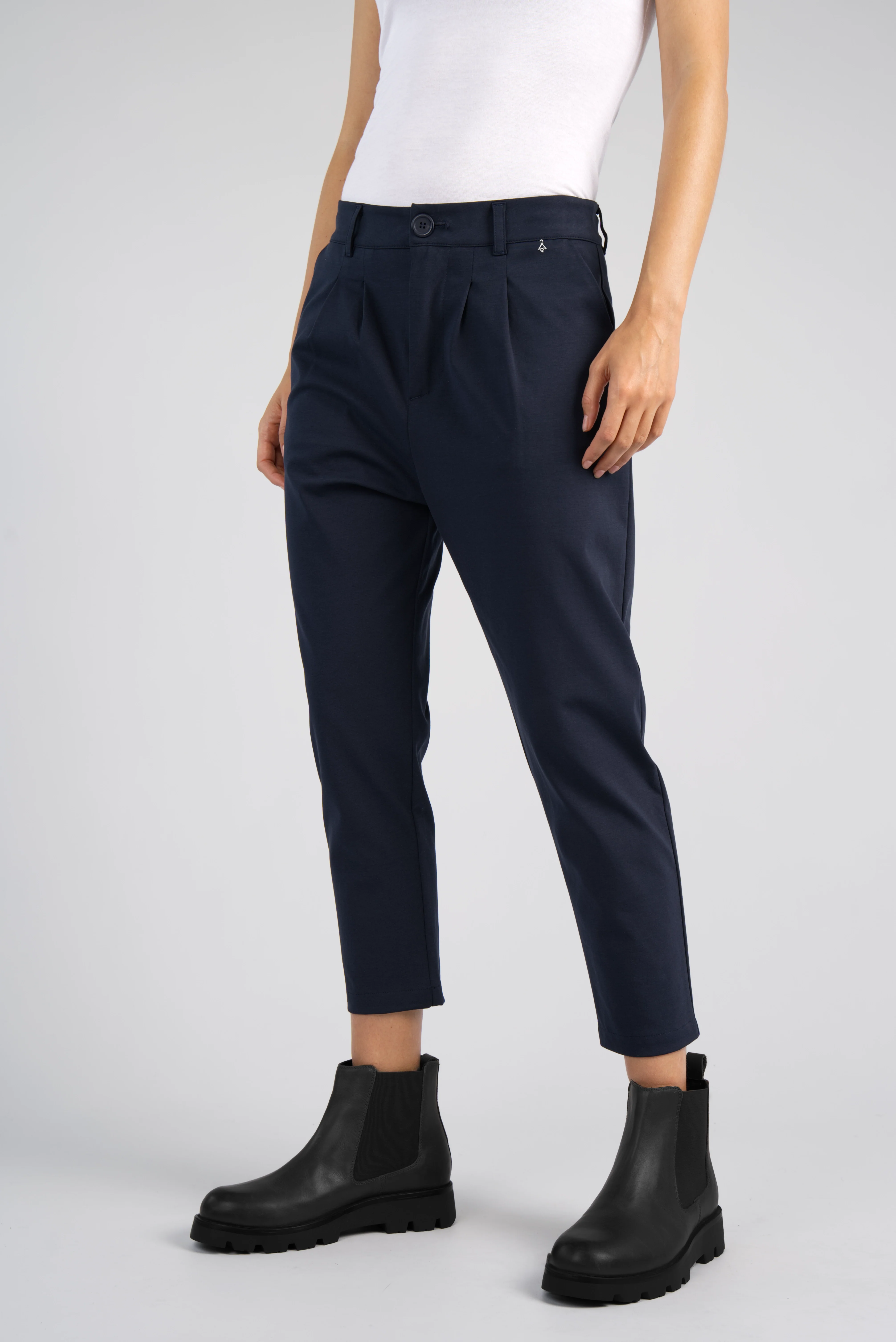 Damen HEELENA OG Tapered Pants cropped in navy, schmal zulaufend, knitterarm und mit leichter Bundfalte.