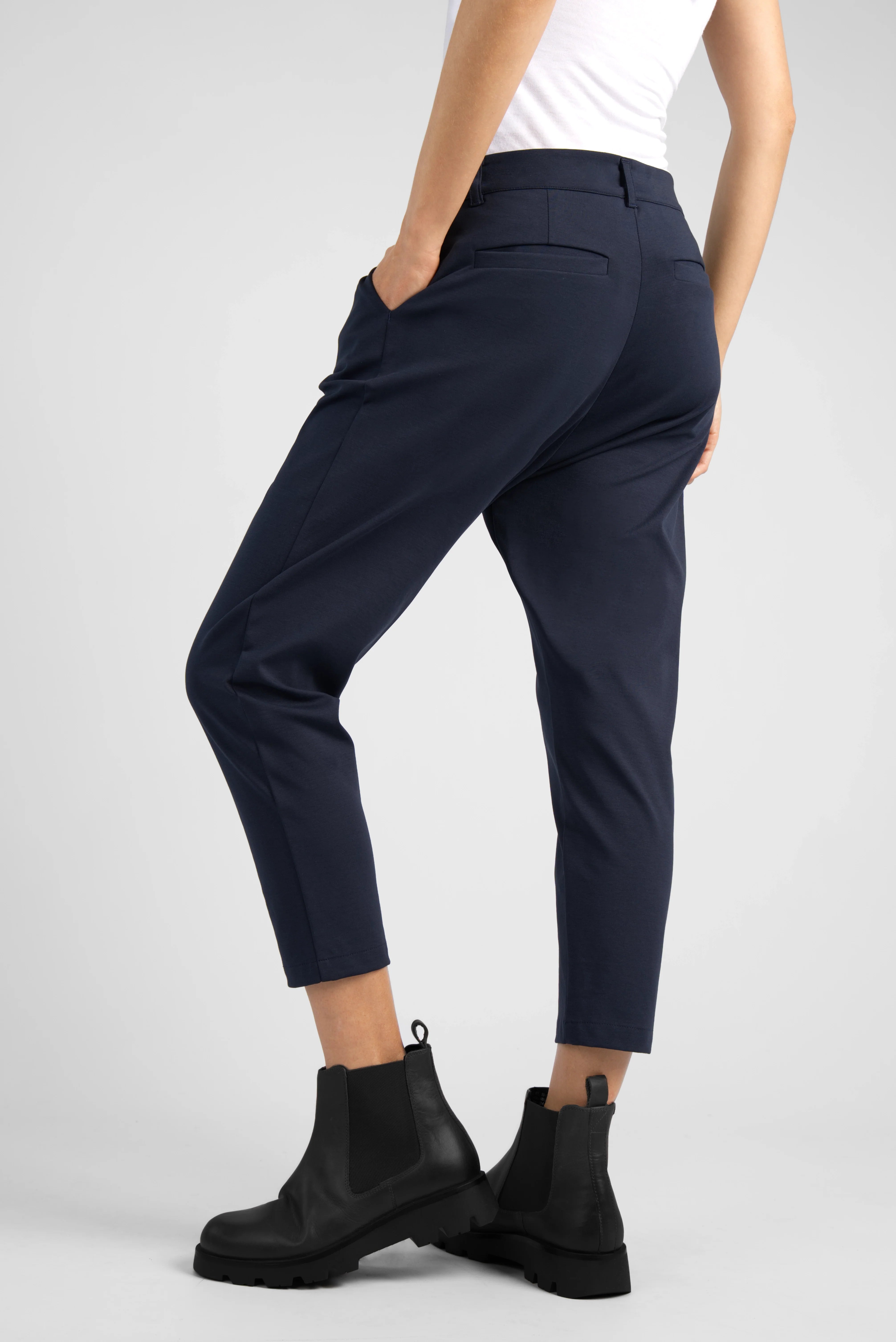 Damen cropped HEELENA OG Tapered Pants in navy, schmal zulaufendes Bein, knitterarme Qualität, kombiniert mit schwarzen Chelsea Boots