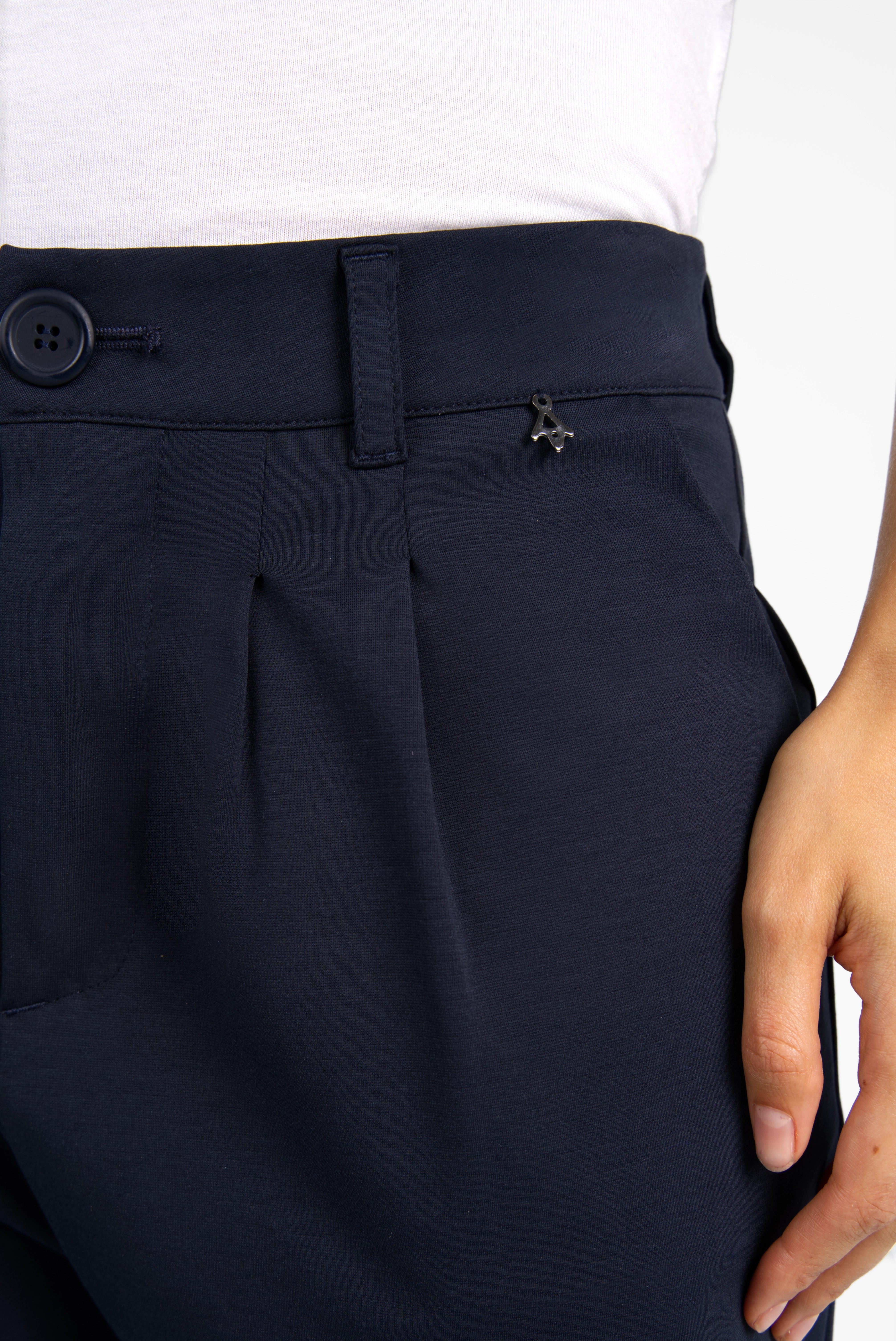Nahaufnahme der HEELENA OG Tapered Pants cropped in dunkelblau mit mittlerer Bundhöhe und sichtbarem Hosenschlitz mit Knopf detail