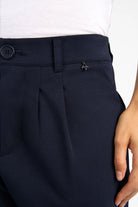 Dunkelblaue HEELENA OG Tapered Pants mit schmal zulaufendem Bein und leichter Bundfalte in knitterarmer Qualität.