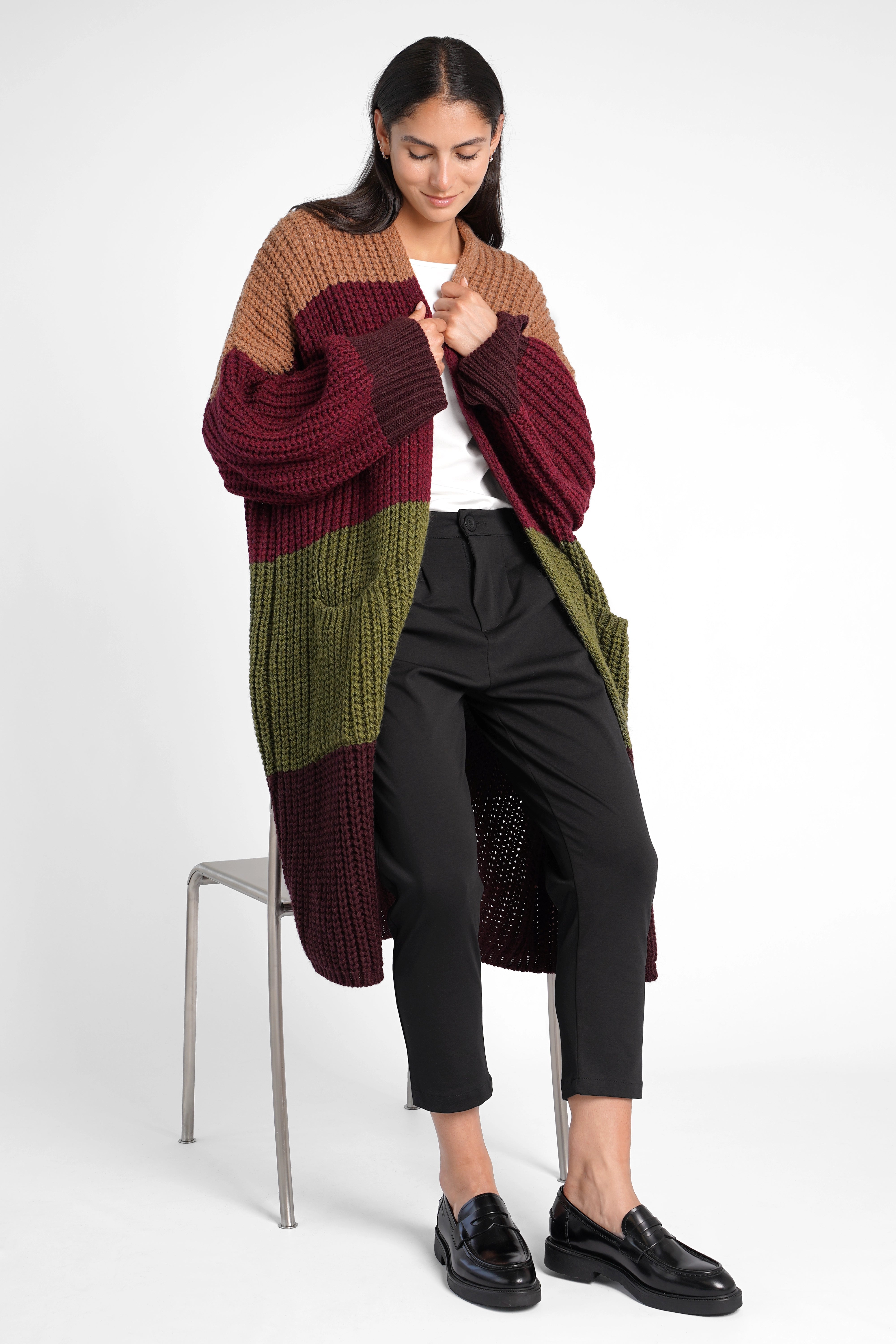 Damen mit HEELENA OG Tapered Pants cropped, schwarzer schmal zulaufender Hose und mehrfarbigem Strickcardigan