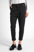 HEELENA OG Tapered Pants cropped schwarze, knitterarme Damenhose mit schmal zulaufendem Bein und leichter Bundfalte