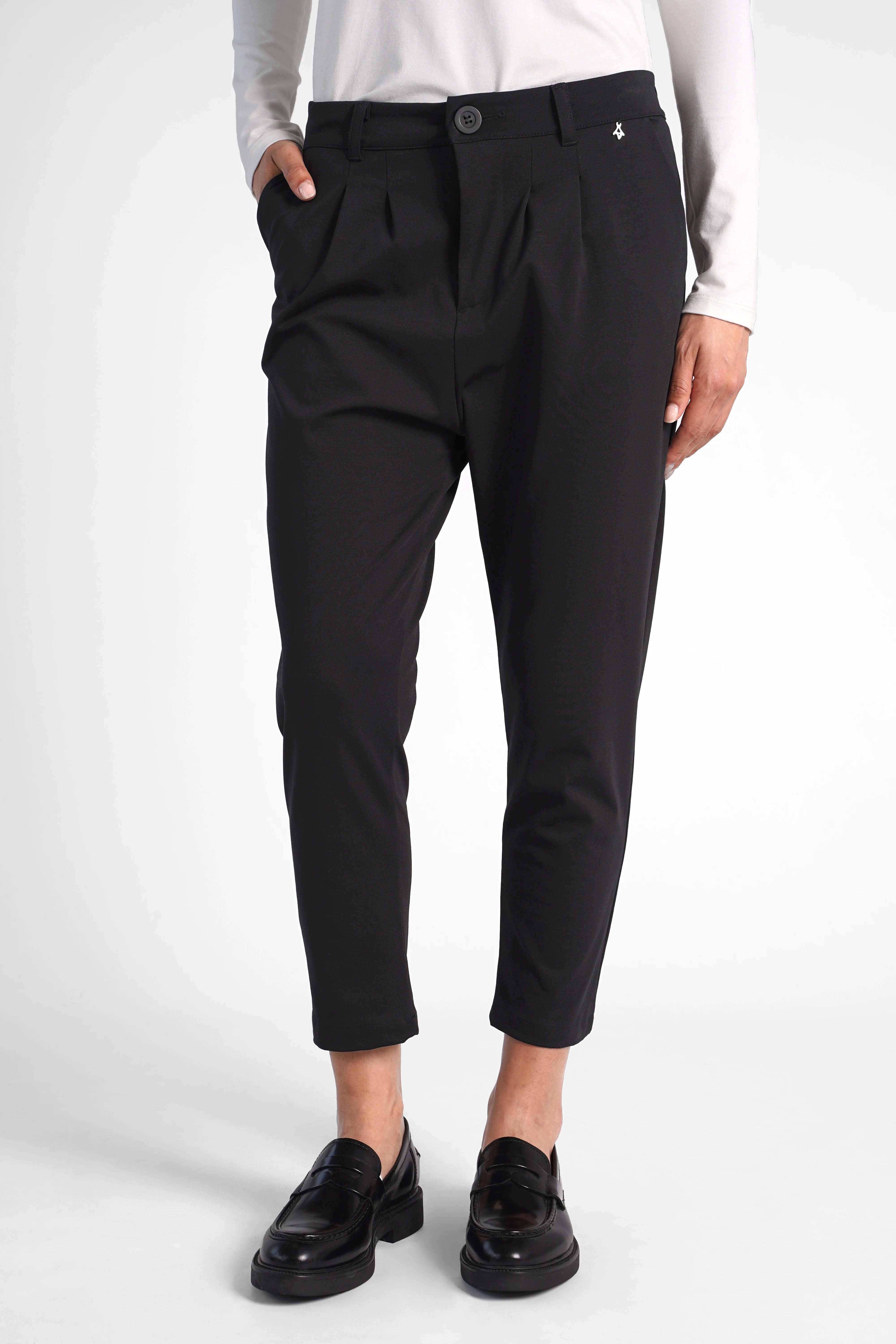 HEELENA OG Tapered Pants cropped schwarze, knitterarme Damenhose mit schmal zulaufendem Bein und leichter Bundfalte