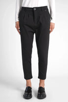 Schwarze HEELENA OG Tapered Pants mit schmal zulaufendem Bein und cropped Länge, knitterarme Qualität und leichter Bundfalten.