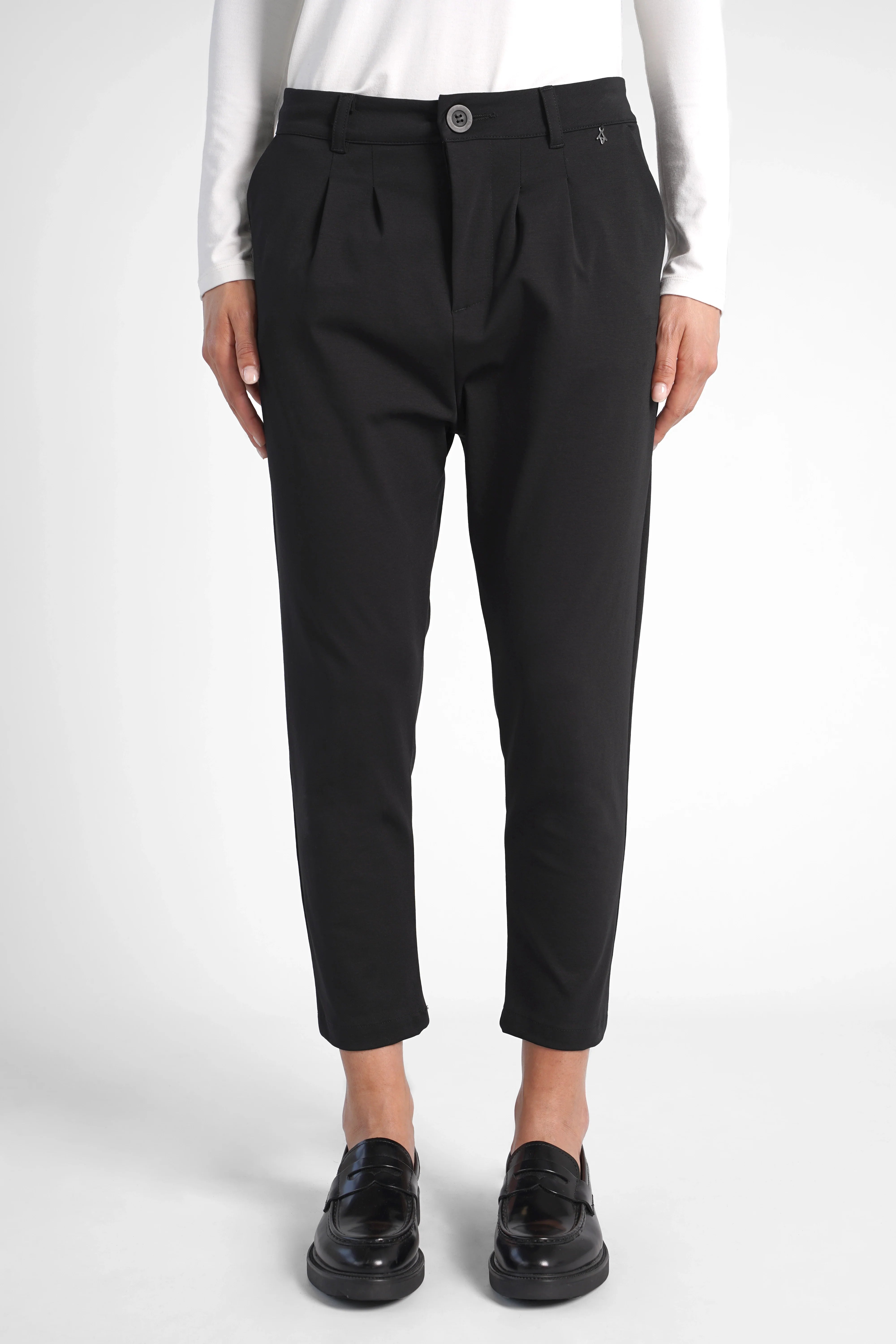 Schwarze HEELENA OG Tapered Pants mit schmal zulaufendem Bein und cropped Länge, knitterarme Qualität und leichter Bundfalten.