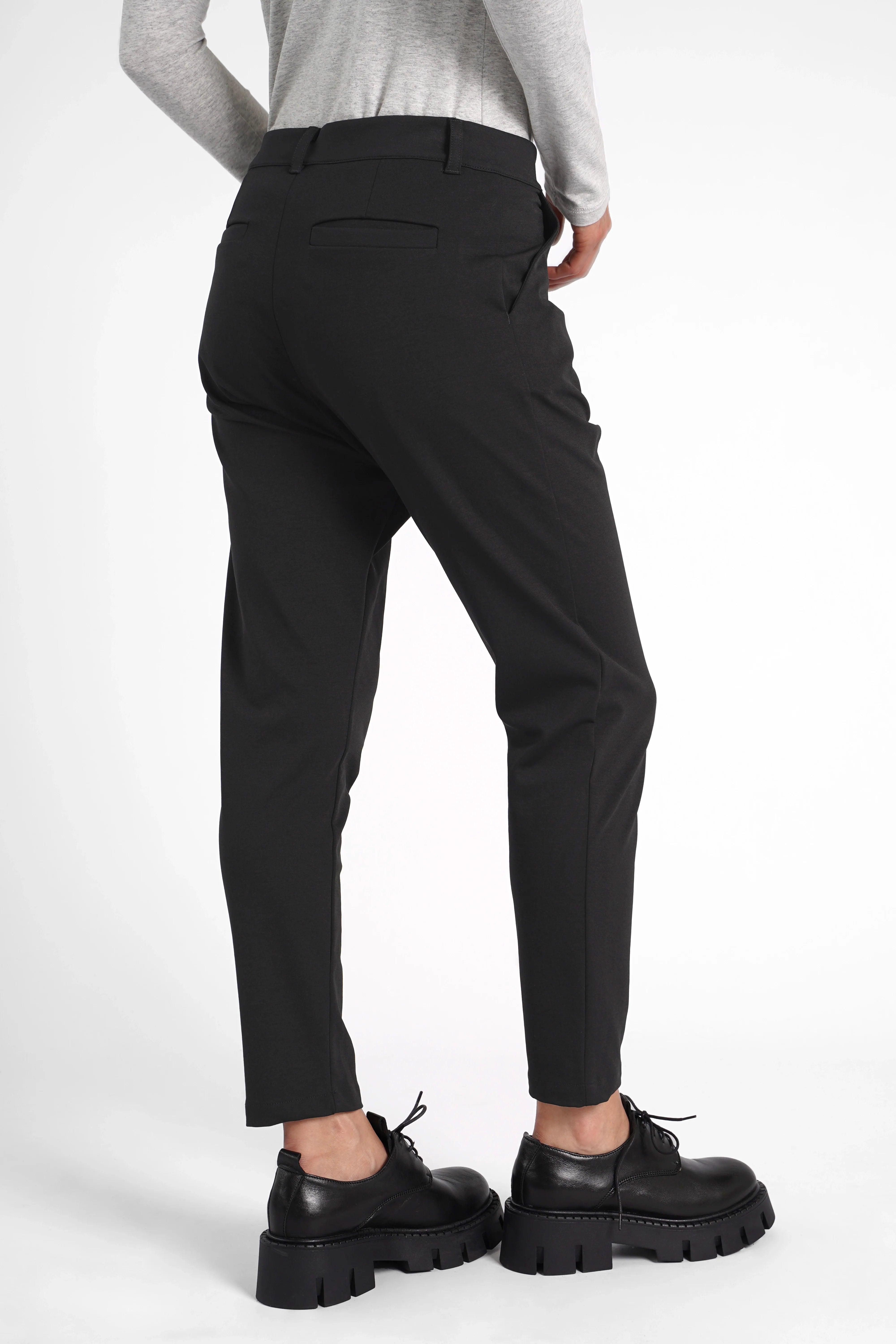 Schwarze HEELENA OG Tapered Pants mit schmal zulaufendem Bein und normaler Bundhöhe, knitterarme, weiche Stoffqualität